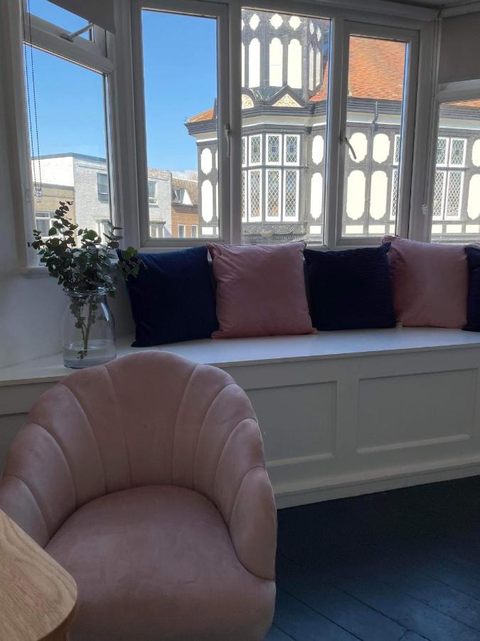 The Clock Tower Apartment - Spacious, Modern, 2 Bed Room Apartment , Southsea With Free Parking - Sleeps 4 Portsmouth Luaran gambar